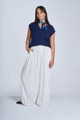 Chaleco de punto color borgoña, con diseño trenzado y escote en V.