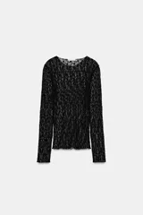Top de manga larga confeccionado en tejido de encaje negro con cuello redondo y diseño ajustado.