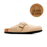 Zueco casual de cuero color beige claro, con hebilla metálica lateral y suela de corcho y goma.