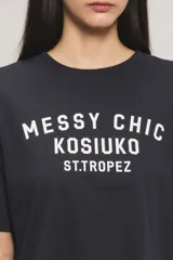 Remera Kosiuko de algodón color blanco, de corte regular y mangas cortas hasta el codo. Cuenta con un diseño estampado en el frente con la leyenda "Messy Chic Kosiuko St. Tropez".