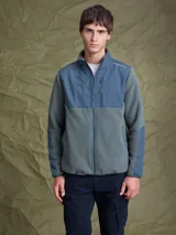 Campera de polar con cierre frontal completo, cuello alto y paneles de tela técnica en contraste en la parte superior y mangas. Cuenta con bolsillos con cierre y logo sutil en el pecho.