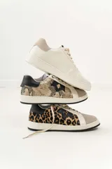 Championes de cuero color blanco con detalle de corona en animal print y talón verde. Cuentan con suela de caucho, lengüeta de gamuza y forro textil, con cierre mediante cordones al tono.