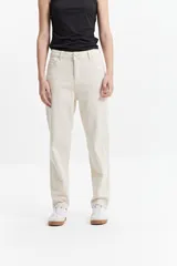 Pantalón jean mom de tiro medio color negro, confeccionado en 100% algodón.