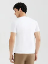 Camiseta de hombre negra, de corte slim fit, con cuello en V y mangas cortas.