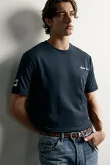 Remera regular fit de algodón color negro, con cuello redondo, manga corta y logo bordado en contraste en el delantero con firma de Ayrton Senna.
