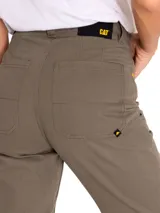 Pantalón de trabajo color verde oliva, con corte recto, tiro alto y bolsillos frontales reforzados. Cierre con cremallera y botón metálico. Logo de la marca en etiqueta trasera y remache en bolsillo.