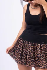 Minifalda blanca de corte globo con cintura elastizada.