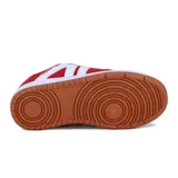 Championes urbanos Austral Gravity de mujer, color rojo con detalles en blanco y suela de goma marrón. Presentan diseño estilo skate con cordones blancos, la letra 'M' blanca en los laterales y logo de la marca en la lengüeta.