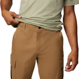 Pantalon cargo de hombre color marron, con bolsillos laterales con cierre de velcro y bolsillos posteriores. Confeccionado en tejido elastico con tecnologia de proteccion solar.