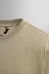 Remera de algodón con cuello redondo y mangas cortas, de corte regular. Presenta un pequeño logo en relieve en el bajo.