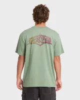 Remera Billabong de manga corta color verde militar, con estampado gráfico multicolor en la espalda de estilo desgastado.