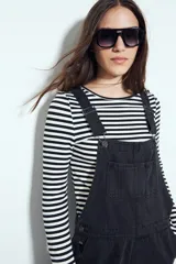 Remera de manga larga con diseño de rayas horizontales en color verde y blanco, de calce ajustado al cuerpo y cuello redondo.