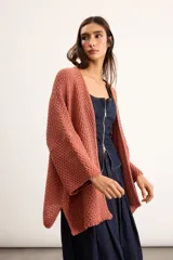 Saco tejido de punto con silueta oversize, color salmón, de manga caída y largo por debajo de la cadera.