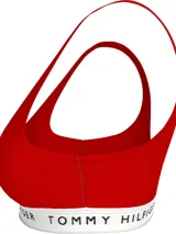 Bralette deportivo Tommy Hilfiger color rojo, sin aro ni relleno, con breteles finos y banda elástica blanca con logo de la marca. Confeccionado en algodón elástico.