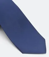 Corbata clásica de color gris oscuro con acabado satinado y textura sutil. Diseño elegante y versátil, ideal para eventos formales.
