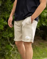 Short color beige de algodón con cordón ajustable en la cintura y dobladillo en la botamanga.