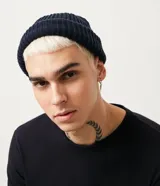 Gorro de lana acrílica negro con textura acanalada y borde plegado.