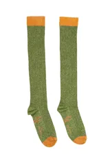 Calcetines de caña alta con textura acanalada, confeccionados en tejido verde con destellos dorados de glitter.