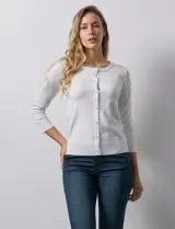 Cardigan blanco de tejido fino con abertura central y botones.