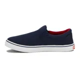 Zapatilla slip-on azul marino con elástico en la capellada, interior rojo y suela blanca con línea negra.