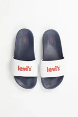 Ojotas tipo slide de color azul marino con tira ancha blanca que lleva el logo de Levi's en rojo.
