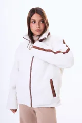 Campera de corderito sintético color blanco, con detalles en color marrón en el cierre, cuello y mangas. Posee cierre frontal y bolsillos laterales.