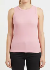 Musculosa de punto acanalado color rosado, con cuello redondo y diseño entallado al cuerpo.