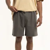 Short gris de gabardina con cintura elastizada y cordón ajustable.