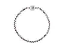 Pulsera de acero plateado con eslabones cuadrados y cierre de barril.