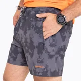 Short deportivo de trail running con estampado camuflado en tonos grises, cintura elástica con cordón ajustable, bolsillos laterales y bolsillo trasero con cierre.