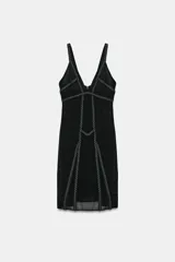 Vestido midi de Zara Woman Collection color negro, con escote en pico, tirantes finos y detalles de bordados con aplicación de abalorios. Cuenta con forro interior a tono y cierre con cremallera oculta en costura.