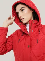 Campera acolchada roja con capucha, cierre de cremallera, bolsillos laterales con cremallera y logo bordado en la manga.