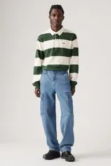 Pantalón de jean celeste, corte recto, con bolsillos cargo laterales y traseros.