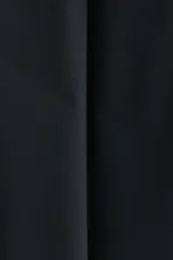 Pantalón sastrero de corte slim fit y diseño liso, color negro, con pliegues frontales, bolsillos laterales y cierre con botón.