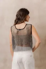 Top de red translúcido con aplicaciones de strass, sin mangas, de corte holgado y escote redondo.