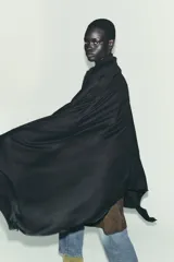 Pañuelo rectangular de color marrón oscuro, con textura suave y terminaciones deshilachadas en los extremos.