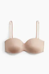 Soutien strapless de microfibra color beige con copas acolchadas, tirantes ajustables y removibles, y cierre de corchetes en la espalda.