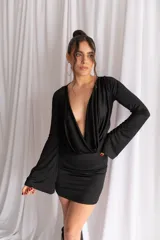 Vestido corto confeccionado en tul y lycra con estampado animal print de serpiente, escote en V pronunciado y mangas largas con diseño acampanado.