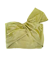 Top asimétrico plateado de crepé foil, con un solo hombro y cruce en el frente que se extiende hacia la espalda.