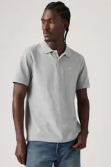 Polo de manga corta Levi's en color gris jaspeado, con cuello clásico y cierre frontal de dos botones. Presenta un pequeño logo bordado en el pecho.
