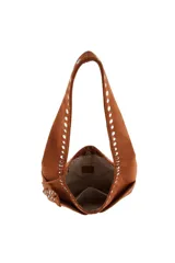 Cartera tipo hobo de Las Oreiro, color bordó, con detalle de tachas metálicas en el borde superior y en la correa. Incluye un dije colgante en forma de corazón con tachas y logo de la marca grabado en la parte inferior.