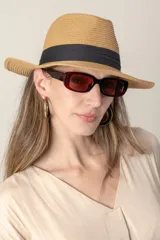 Sombrero de paja color beige con ala ancha y cinta negra decorativa.