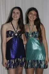 Vestido corto azul metalizado con diseño cut-out, argolla central en el busto, tirantes halter y falda con volado en el ruedo.