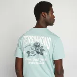 Camiseta de manga corta en color verde agua, con cuello redondo y estampado frontal con texto y números en color blanco.