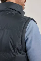 Chaleco verde militar con cierre frontal, cuello alto y dos bolsillos externos con cierre.