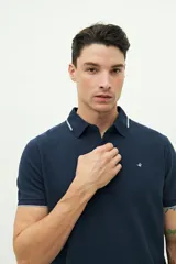 Remera polo azul marino con textura, de corte regular y logo estampado.