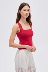 Top de rayón con tirantes anchos, escote cuadrado y diseño al cuerpo.