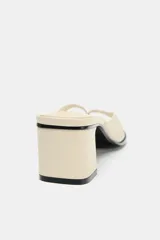 Sandalia color crema con doble tira delantera y tacón ancho.