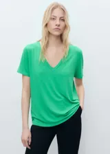 Remera verde con escote en V y mangas cortas.