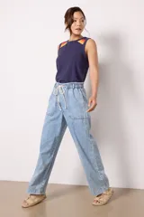 Pantalón de jean celeste de corte holgado, con cintura elástica ajustable con cordón, bolsillos laterales y traseros.